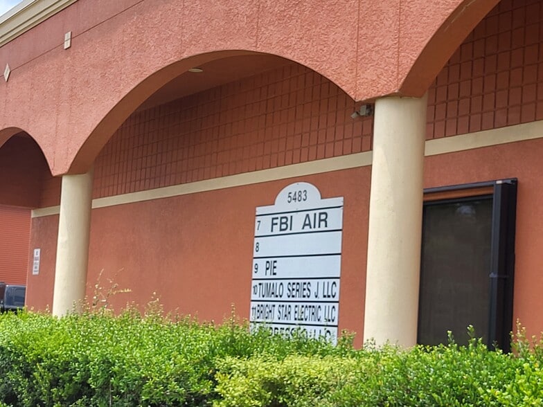 5483 Lee St, Lehigh Acres, FL à louer - Photo de l’immeuble – Image 2 sur 7