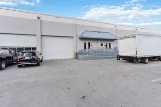 7950-7966 NW 14th St, Miami, FL à louer Photo de l’immeuble– Image 2 sur 17