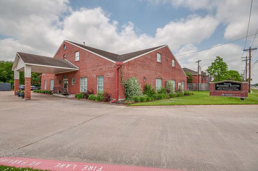 1414 S Friendswood Dr, Friendswood, TX à louer - Photo de l’immeuble – Image 2 sur 5