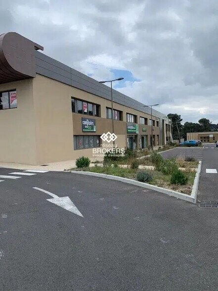 628 Avenue De Reinbach, Villeneuve-lès-Avignon à louer - Photo de l’immeuble – Image 2 sur 30