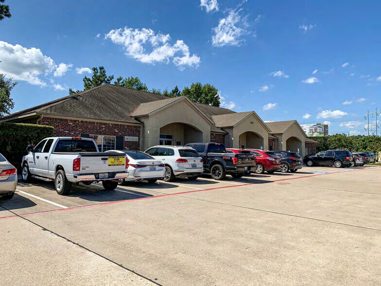1801 W White Oak Ter, Conroe, TX à louer - Photo de l’immeuble – Image 2 sur 2