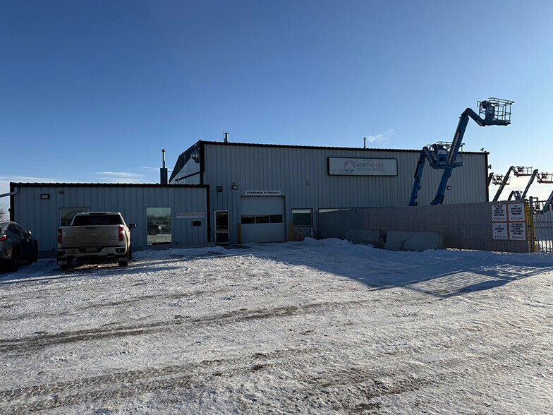 8459 23rd Ave NE, Calgary, AB à louer - Photo de l’immeuble – Image 3 sur 6