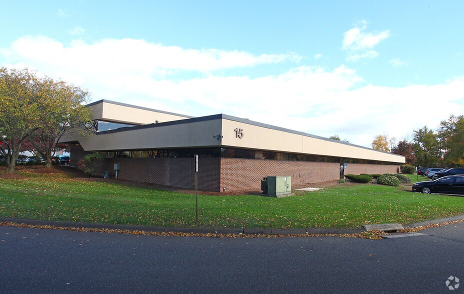 15 Palomba Dr, Enfield, CT à vendre - Photo de l’immeuble – Image 2 sur 5