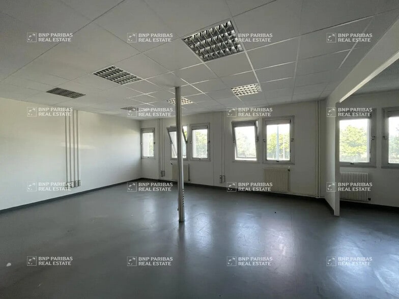 Bureau dans La Ville-aux-Dames à louer - Photo de l’immeuble – Image 2 sur 15