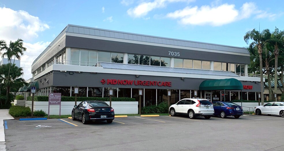 7035 Beracasa Way, Boca Raton, FL à louer - Photo de l’immeuble – Image 2 sur 10