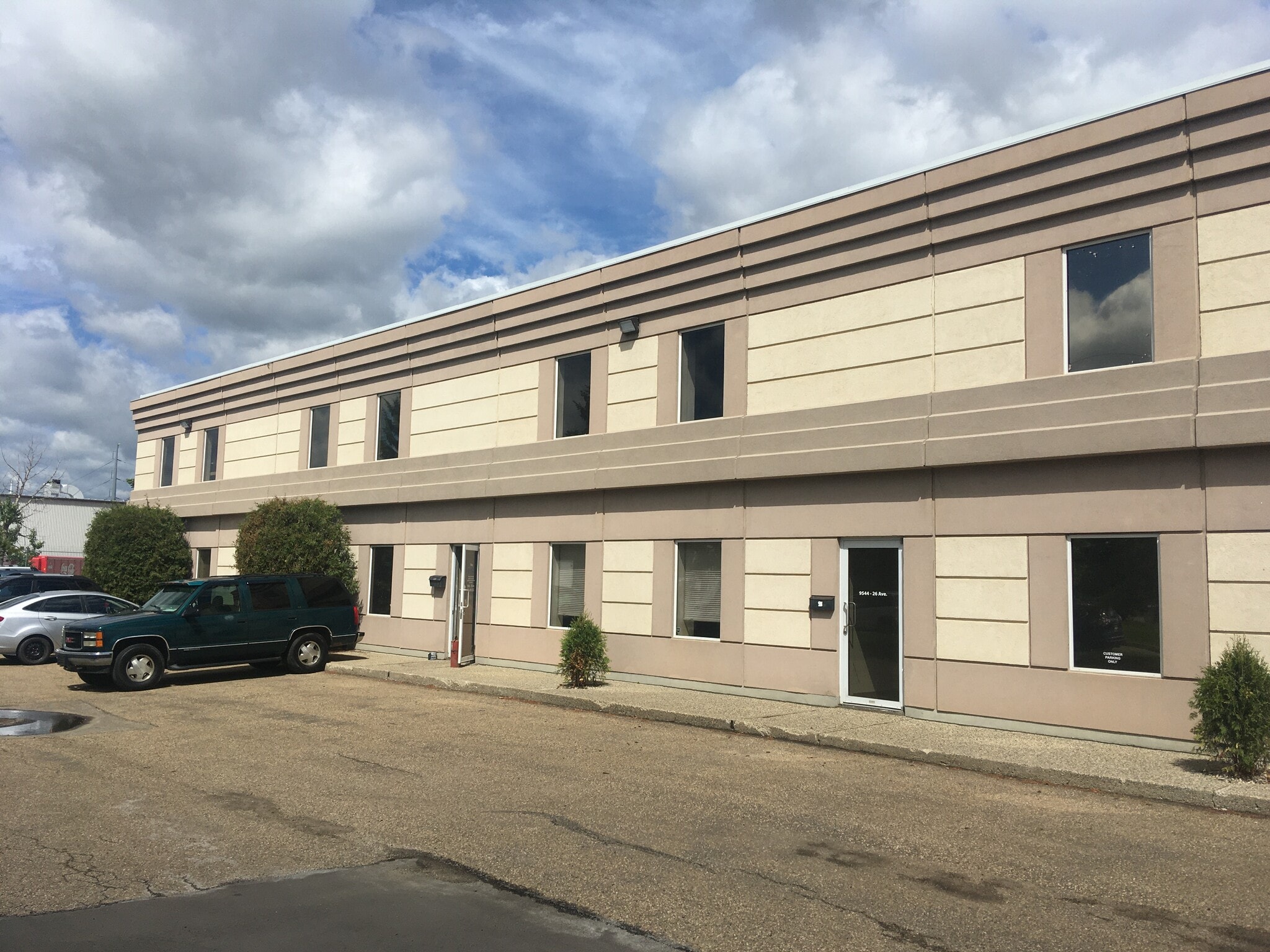 9552 26 Av NW, Edmonton, AB à louer Photo de l’immeuble– Image 1 sur 5