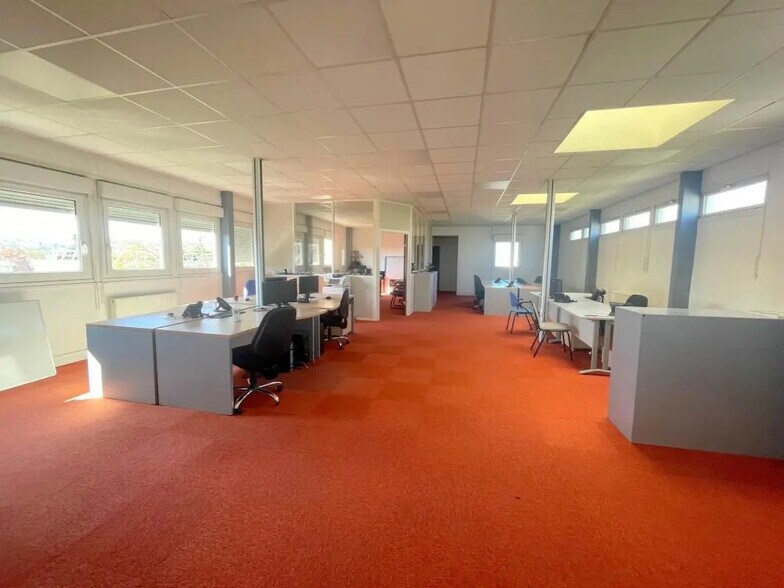 Bureau dans Poissy à vendre - Photo de l’immeuble – Image 3 sur 13