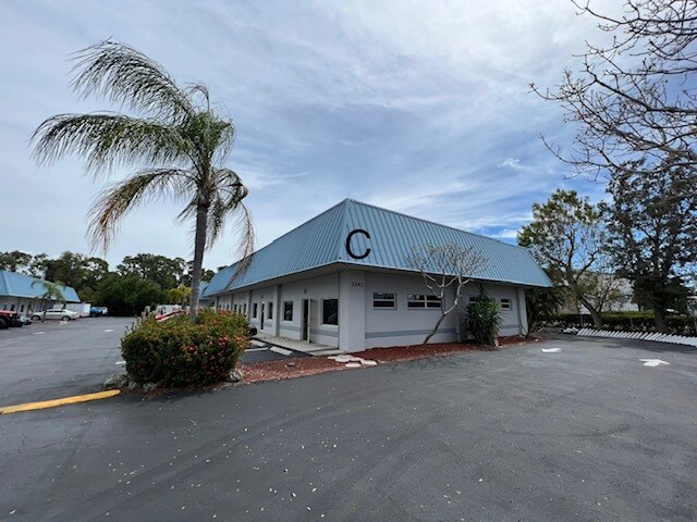 2240 Hemingway Dr, Fort Myers, FL à vendre - Photo de l’immeuble – Image 3 sur 8