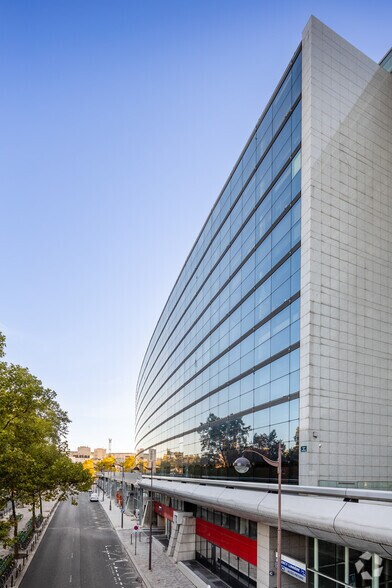 40 Avenue Des Terroirs De France, Paris à louer - Photo de l’immeuble – Image 3 sur 10