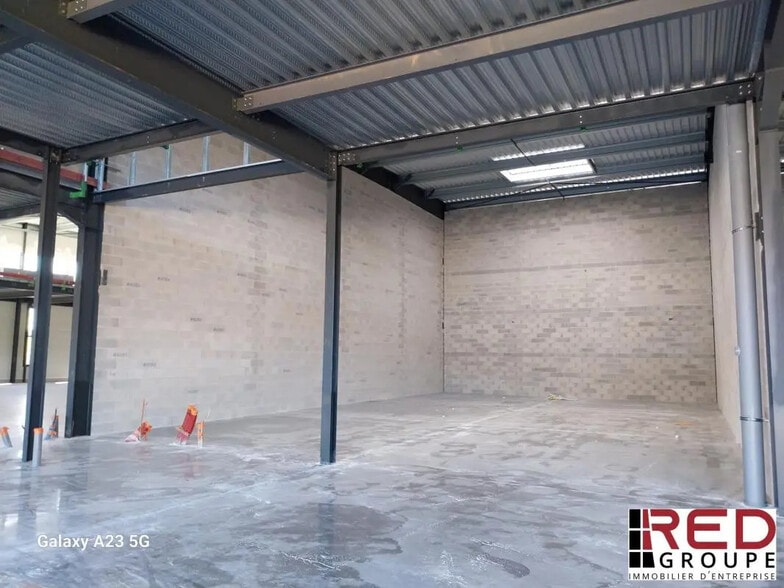 Industriel/Logistique dans Marignane à vendre - Photo de l’immeuble – Image 2 sur 9
