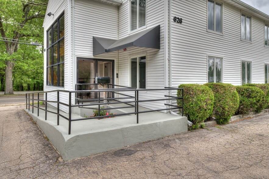 626 Toll Gate Rd, Warwick, RI à louer - Photo de l’immeuble – Image 2 sur 19
