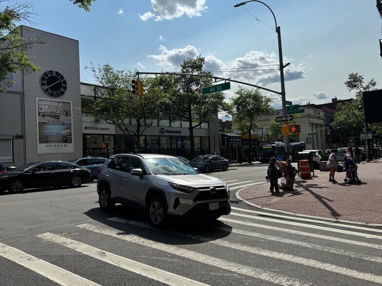 60-26 Woodside ave, Flushing, NY à louer - Photo de l’immeuble – Image 3 sur 4