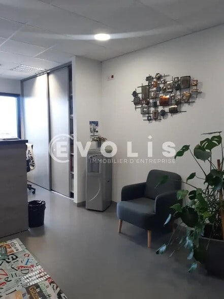 Bureau dans Dury à louer - Photo de l’immeuble – Image 2 sur 6