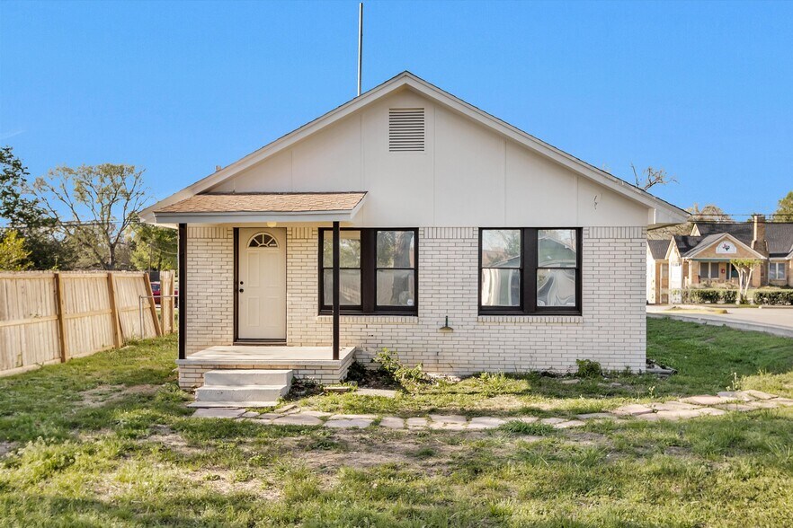 207 W Montgomery St, Willis, TX à louer - Photo de l’immeuble – Image 3 sur 19