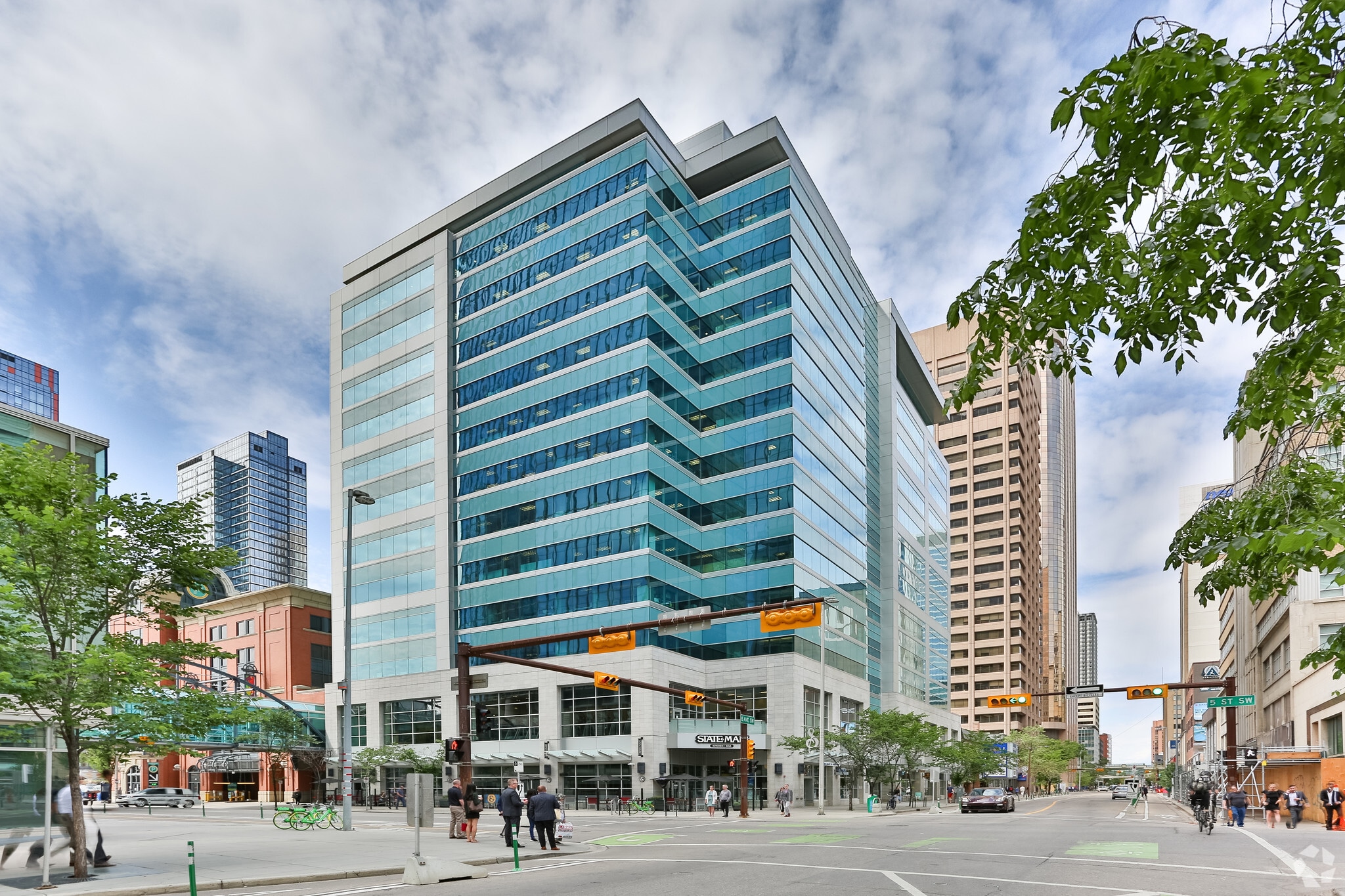 607 8th Ave SW, Calgary, AB à louer Photo principale– Image 1 sur 5
