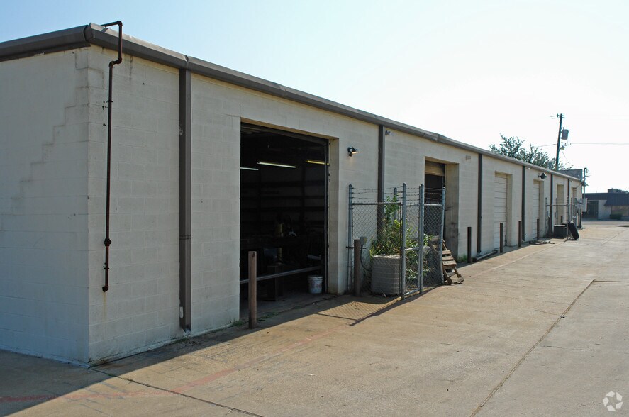 8160 Moberly Ln, Dallas, TX à louer - Photo de l’immeuble – Image 3 sur 6