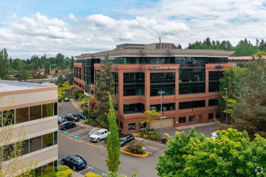 6100 219th St Sw, Mountlake Terrace, WA à louer - Photo de l’immeuble – Image 2 sur 11