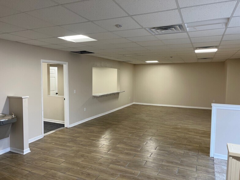 106 S Lafayette St, South Lyon, MI à vendre - Photo intérieure – Image 2 sur 6