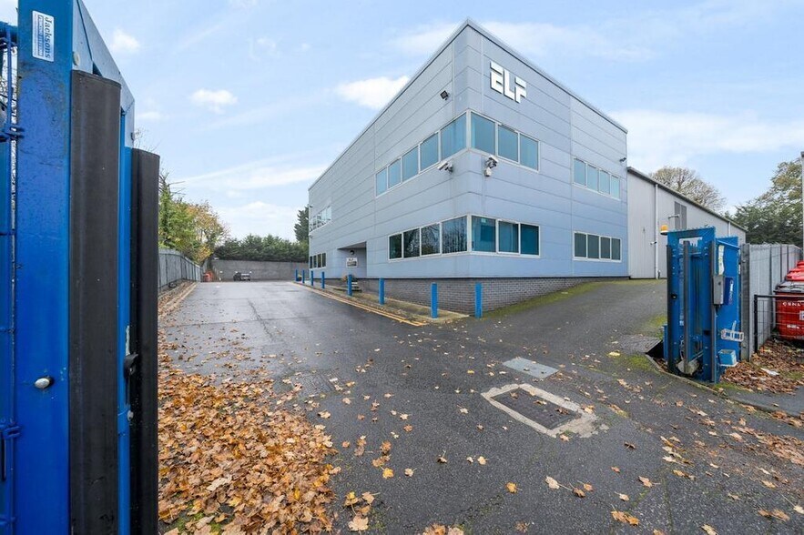 14 Rhodes Way, Watford à vendre - Photo de l’immeuble – Image 3 sur 18