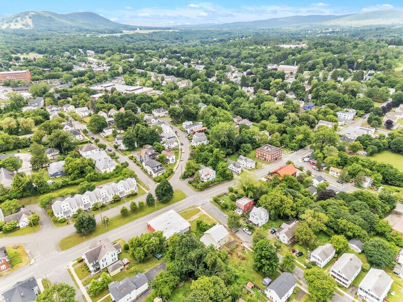 260 Columbus Ave, Pittsfield, MA à louer - Photo de l’immeuble – Image 3 sur 30