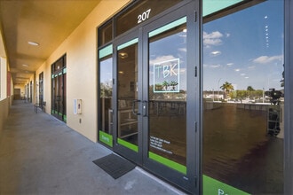 14740 SW 26th St, Miami, FL à louer Photo de l’immeuble– Image 2 sur 27