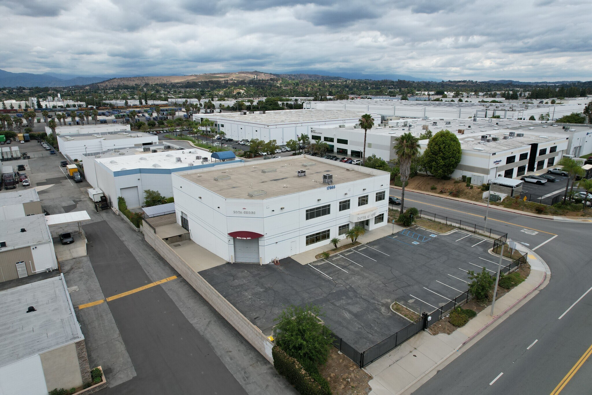 17665 Rowland St, City of Industry, CA à louer Photo de l’immeuble– Image 1 sur 17