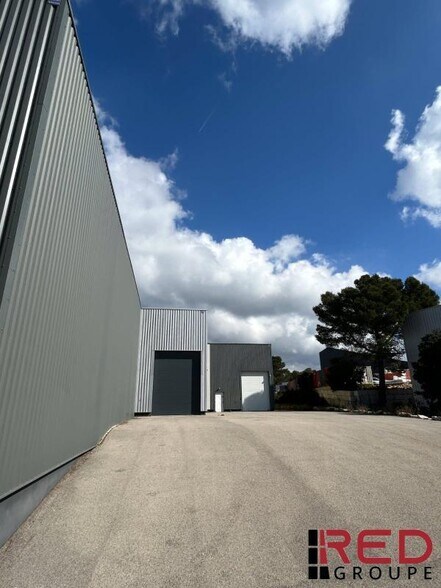 Industriel/Logistique dans Signes à louer - Photo de l’immeuble – Image 3 sur 5