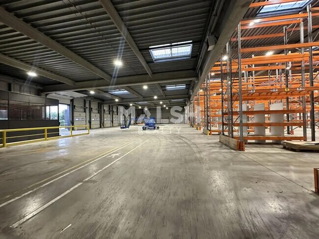 Plus de détails pour Local d'activités à louer