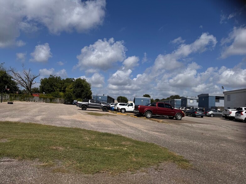 Martini Hardware Lawndale portefeuille de 4 biens à vendre sur LoopNet.fr - Photo de l’immeuble – Image 3 sur 21