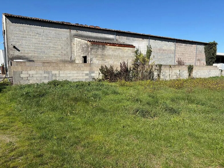 Local d'activités dans Saintes à vendre - Photo de l’immeuble – Image 3 sur 17