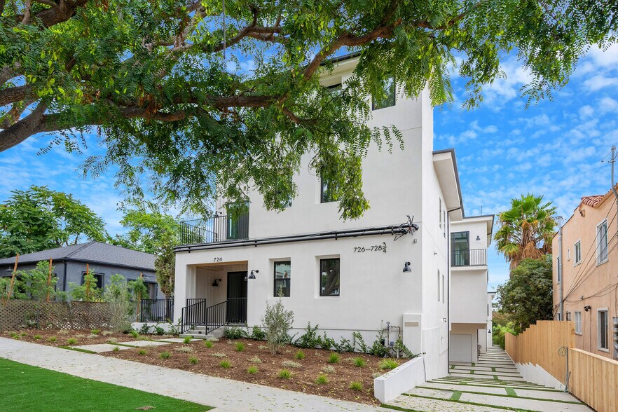 726 Robinson St, Los Angeles, CA à vendre - Photo de l’immeuble – Image 2 sur 51