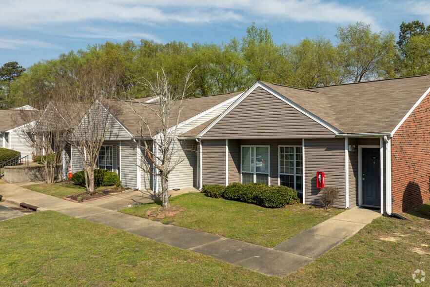 1004 Appamattox Ct, Fayetteville, NC à vendre - Photo principale – Image 1 sur 30