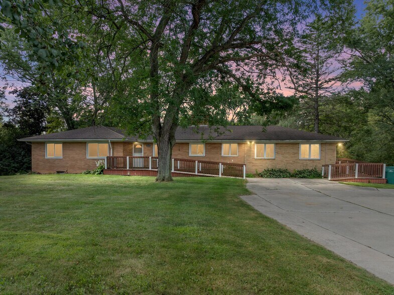 5880 Whittaker Rd, Ypsilanti, MI à vendre - Photo de l’immeuble – Image 2 sur 52