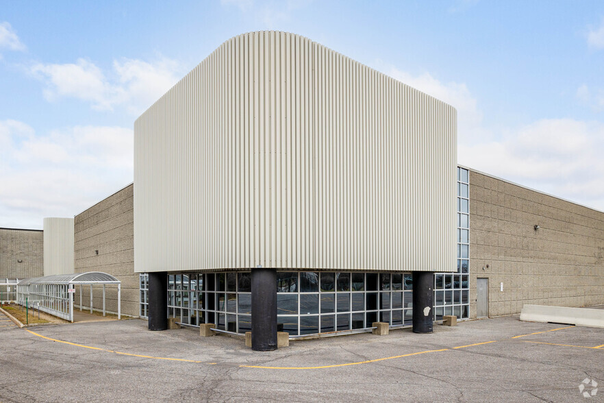 867-877 Boul Jean-Paul-Vincent, Longueuil, QC à louer - Photo principale – Image 1 sur 4