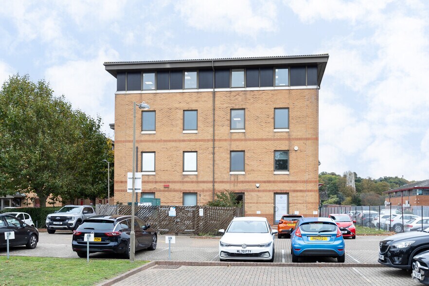 Sir Thomas Longley Rd, Rochester à louer - Photo de l’immeuble – Image 2 sur 2