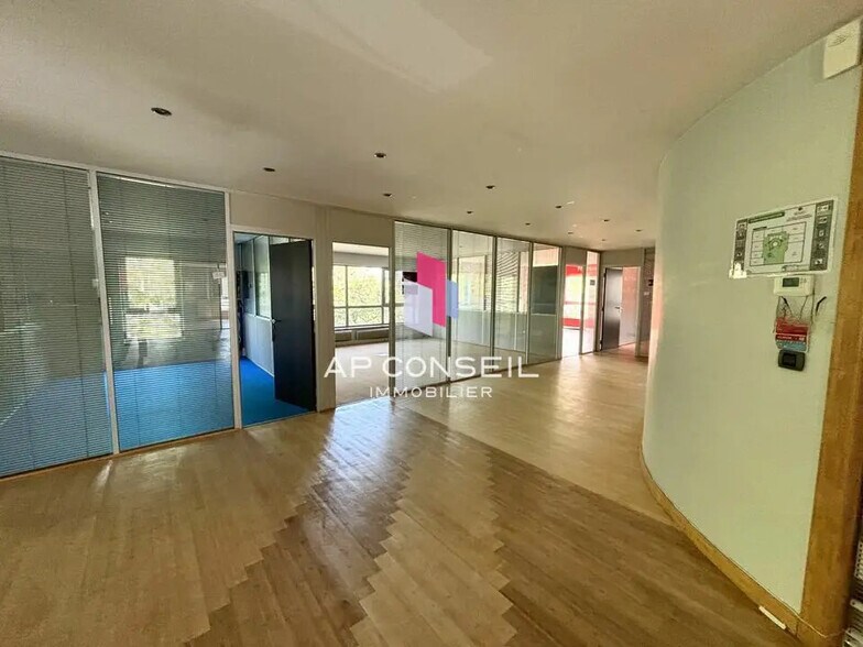 Bureau dans Voisins-le-Bretonneux à vendre - Photo intérieure – Image 2 sur 6