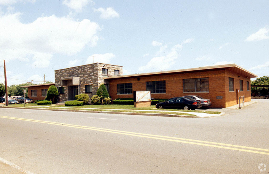 37 Midland Ave, Elmwood Park, NJ à louer - Photo de l’immeuble – Image 2 sur 10