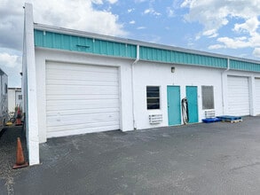 900-920 NE Industrial Blvd, Jensen Beach, FL à louer Photo intérieure– Image 1 sur 1