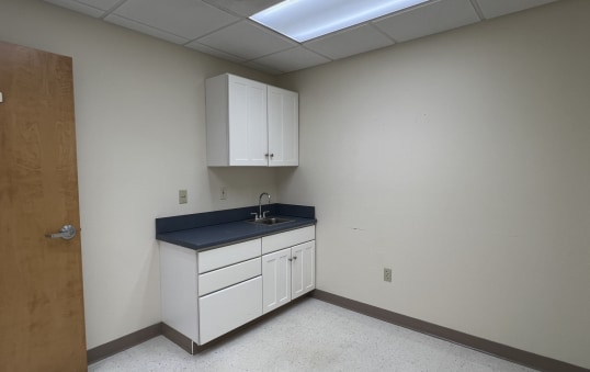 27 Hospital Ave, Danbury, CT 06810 - Lot 404 - - Photo intérieure - Image 1 of 7