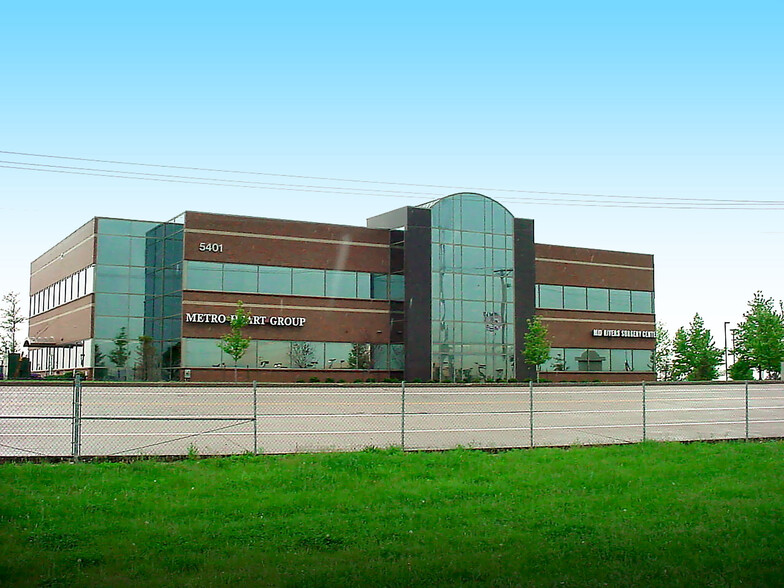 5401 Veterans Memorial Pky, Saint Peters, MO à louer - Photo de l’immeuble – Image 2 sur 8