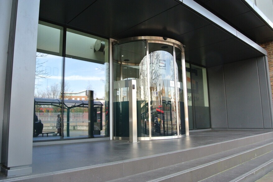 Wood St, Kingston Upon Thames à louer - Photo de l’immeuble – Image 2 sur 12