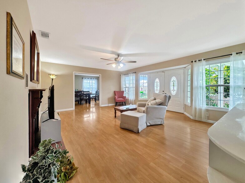 7736 Sugar Dr, Huntington Beach, CA à vendre - Photo de l’immeuble – Image 3 sur 42