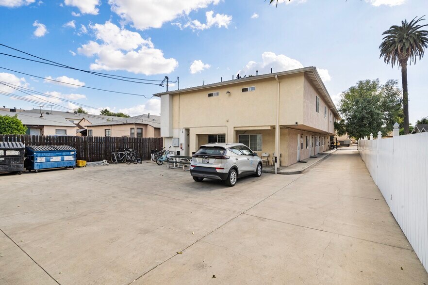 14203 Sylvan St, Van Nuys, CA à louer - Photo de l’immeuble – Image 3 sur 16