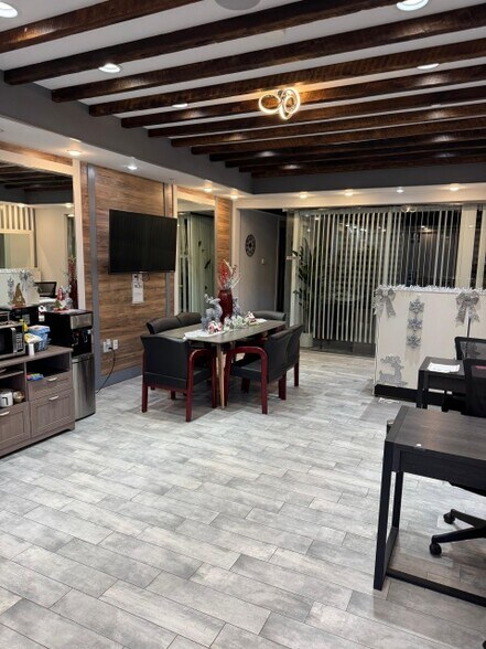 111-11 Jamaica Ave, Richmond Hill, NY à louer - Photo de l’immeuble – Image 2 sur 10