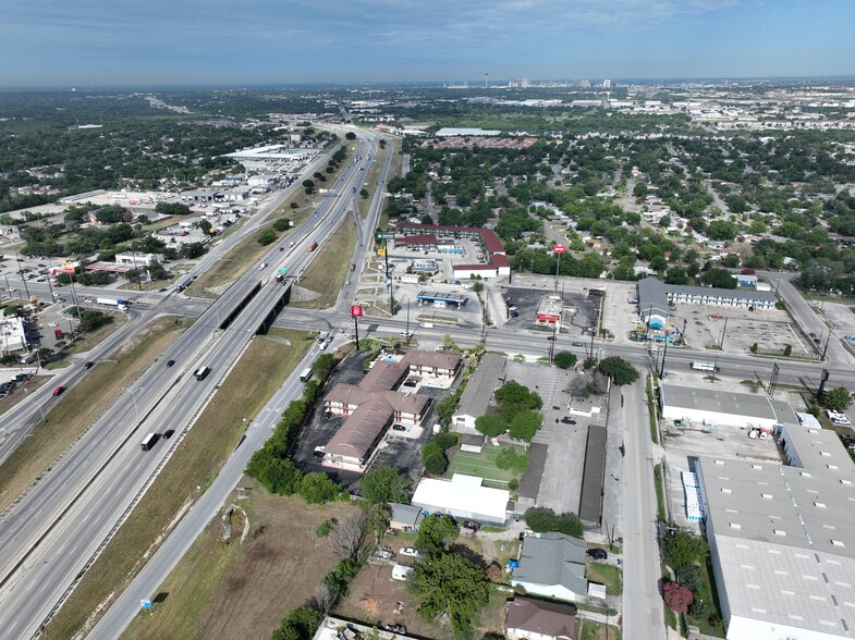 138 N. W. W. White Rd, San Antonio, TX à vendre - Photo de l’immeuble – Image 3 sur 25