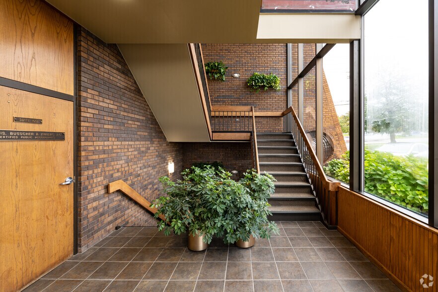 675 E 16th St, Holland, MI à louer - Hall d’entrée – Image 2 sur 8