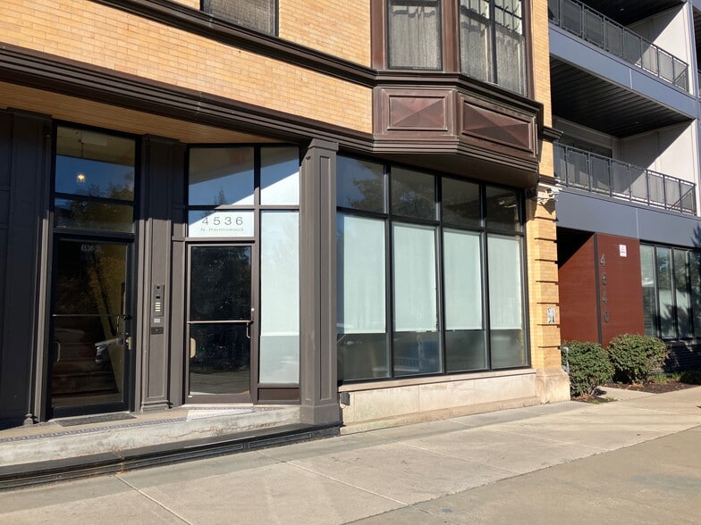 4536 N Ravenswood Ave, Chicago, IL à louer - Photo de l’immeuble – Image 2 sur 2