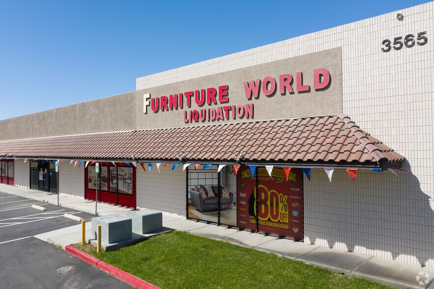 3565 E Flamingo Rd, Las Vegas, NV à louer - Photo de l’immeuble – Image 2 sur 15
