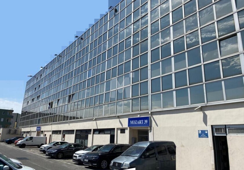 Rue Paul Claudel, Évry-Courcouronnes à louer - Photo de l’immeuble – Image 3 sur 9
