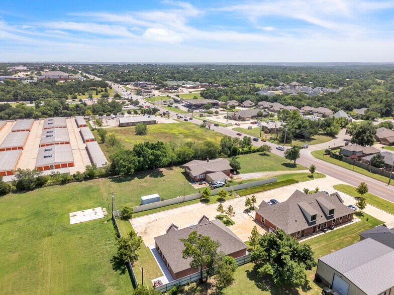207 E. Memorial Road, Oklahoma City, OK à louer - Photo de l’immeuble – Image 3 sur 14